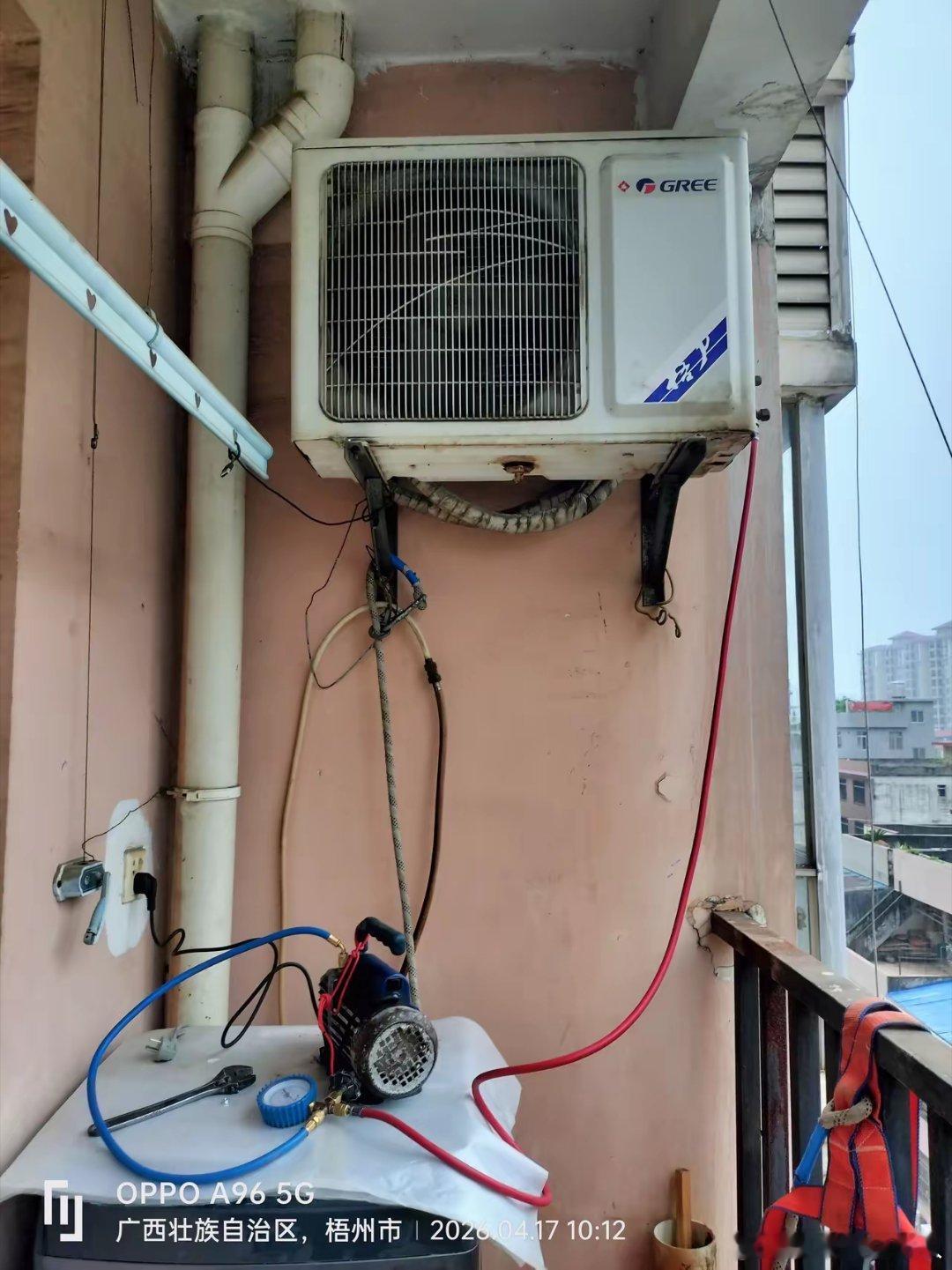 这台空调陪了我18年，今天突然不制冷了。喊来师傅检查，说是外主机的压缩机坏了，换