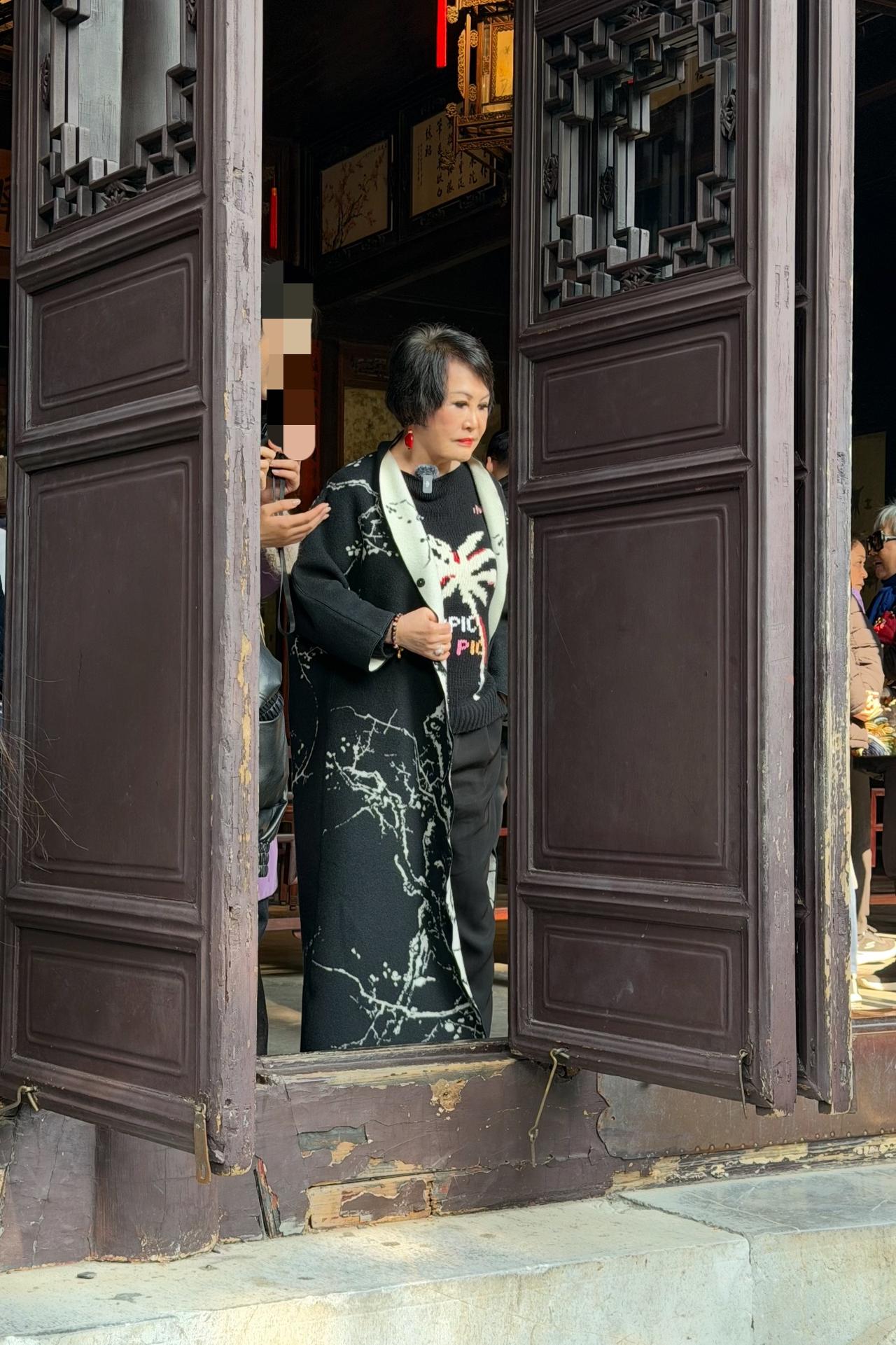 79岁的靳羽西现身苏州留园，真的是钱能养人，本人看上去要比实际年龄年轻20岁，就