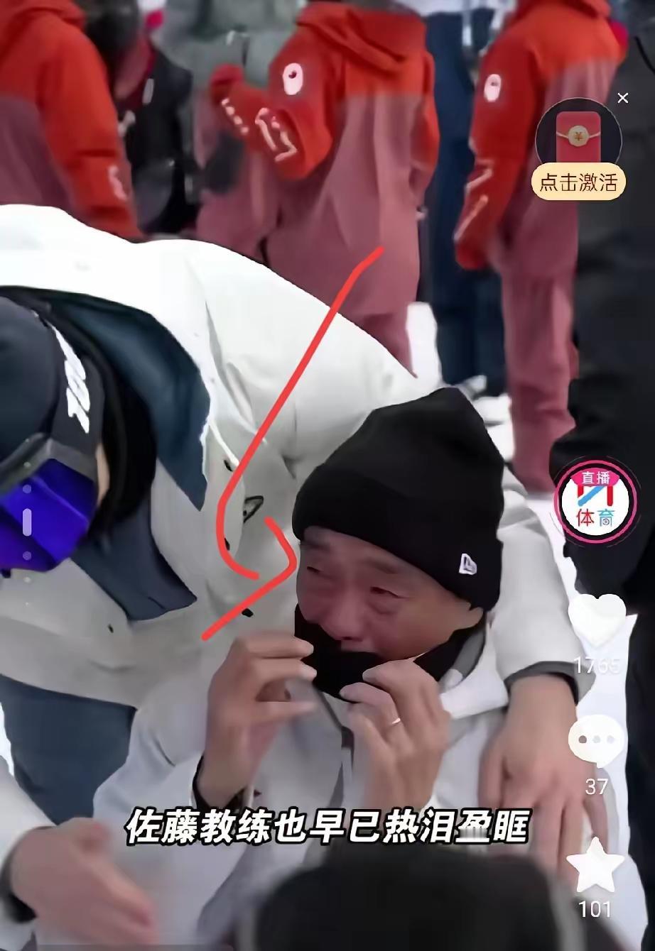 苏翊鸣米兰夺冠，明明是天大的喜事。可他的日本教练佐藤康弘，为何却当场跪地痛哭