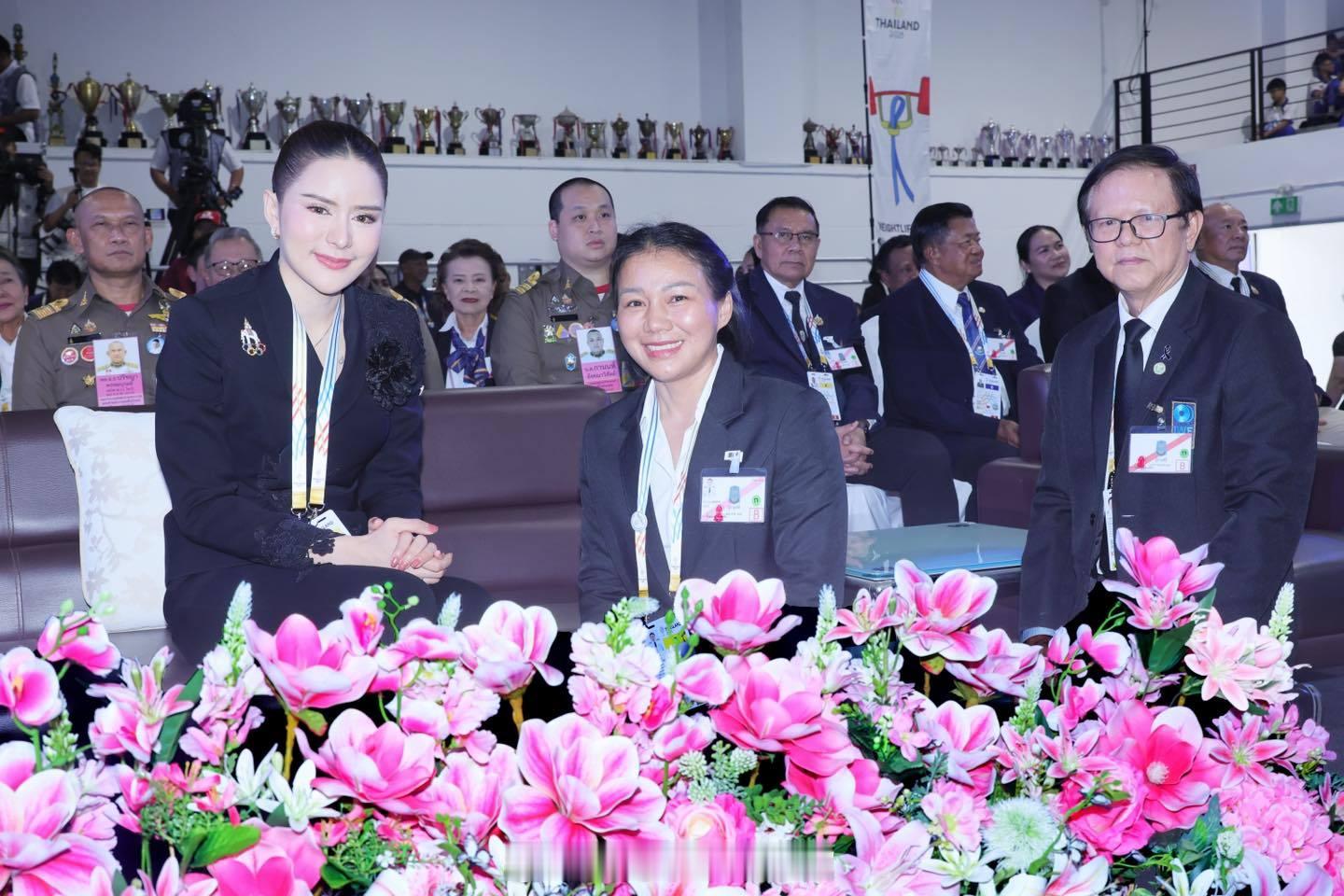 王室王室泰国王室奥拉侬2025年12月17日，奥拉侬继续为举重比赛颁奖。狗哥心