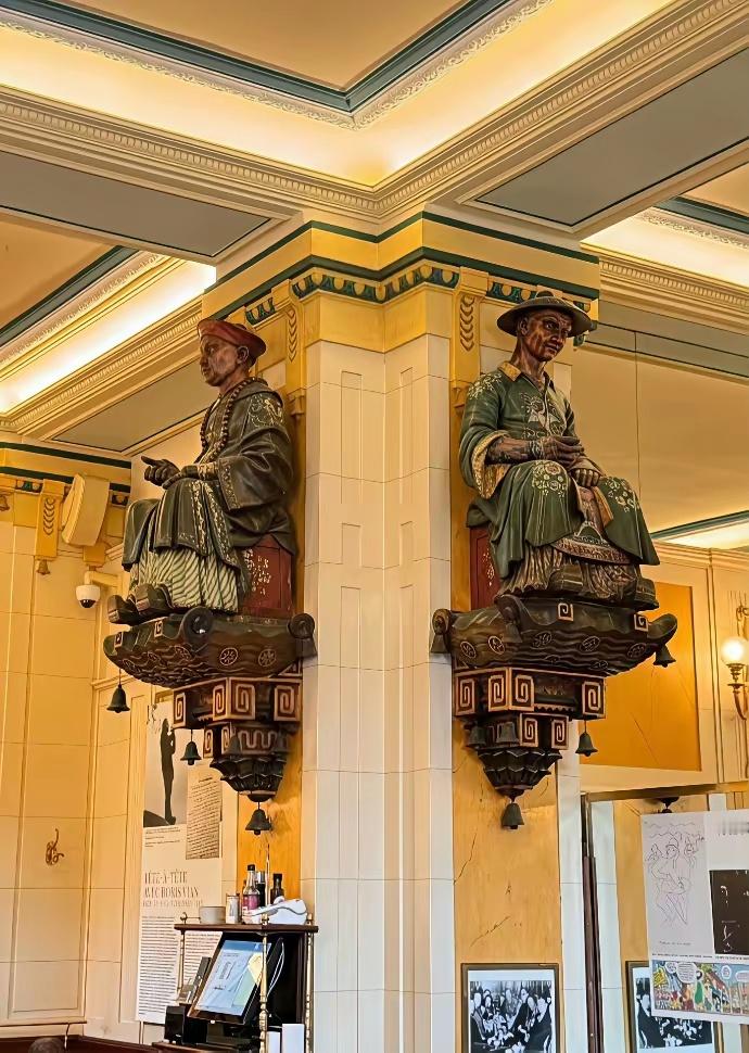 巴黎双叟咖啡馆内著名的咖啡馆装饰，也太爱大清了吧？