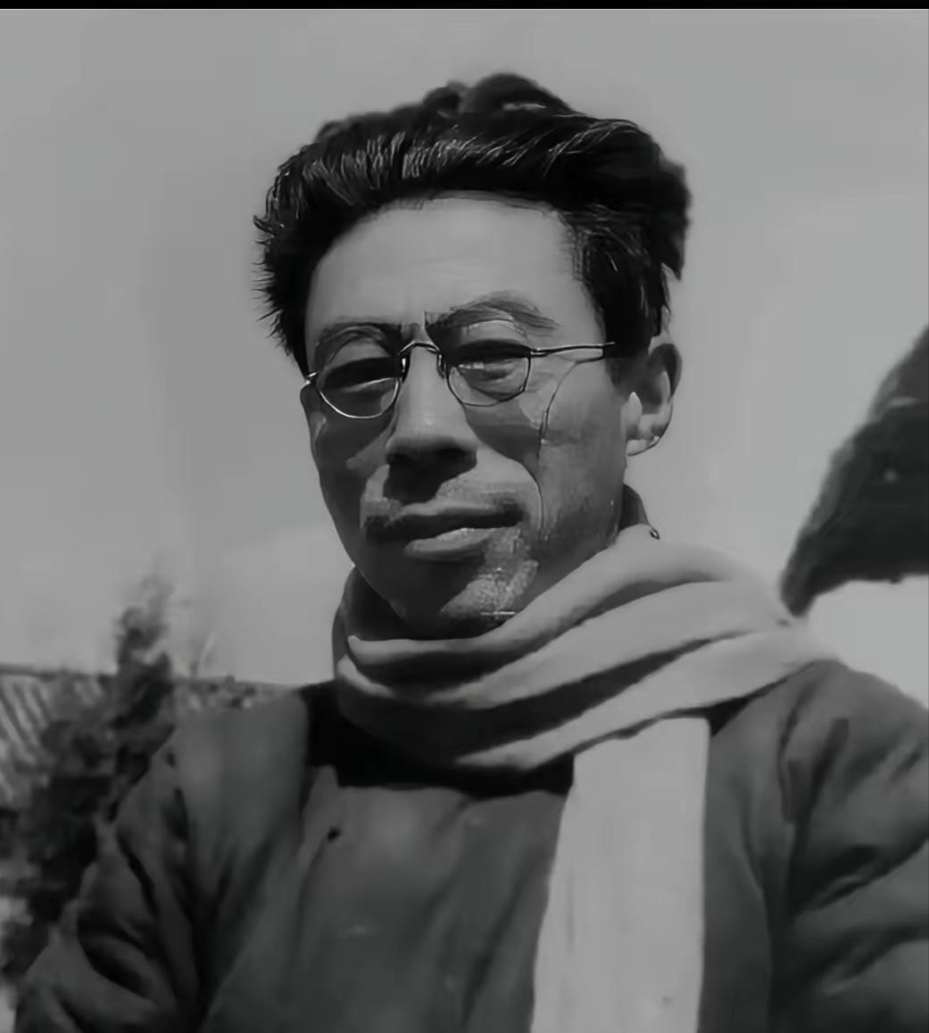 1946年，闻一多刚骂完反动派，19岁的儿子闻立鹤就寸步不离跟着。眼看黑枪朝
