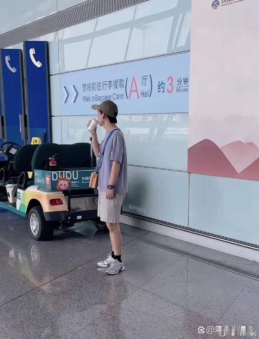 郭麒麟现身机场，瘦了好多，也低调了不少