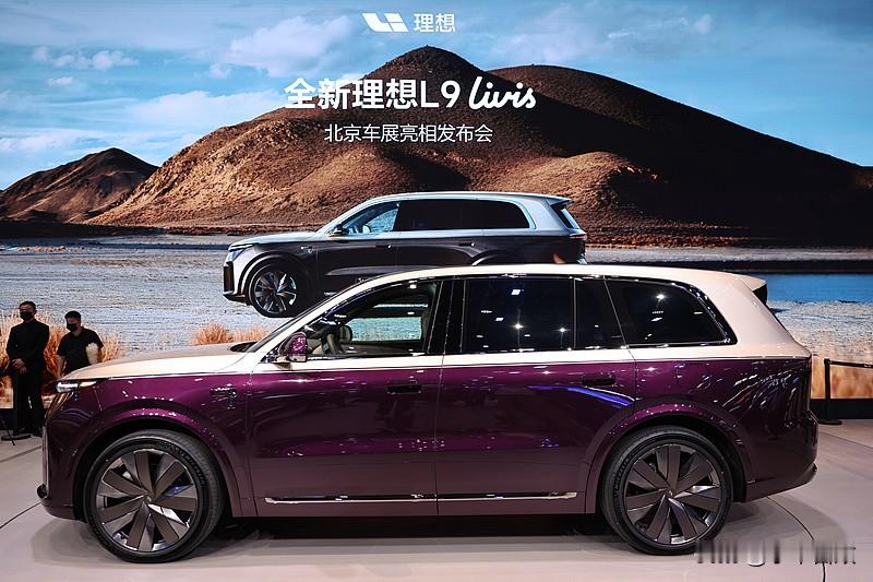 最近去线下店摸了实车，理想i9这个六座布局真的戳中多孩家庭的痛点。5米2的车长几乎全给了座舱，短车头