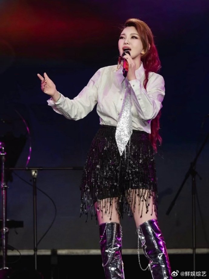 乌兰图雅半永久嬉皮笑脸都累没了从欢乐笑脸到疲惫认真，乌兰图雅在乘风舞台全力以赴