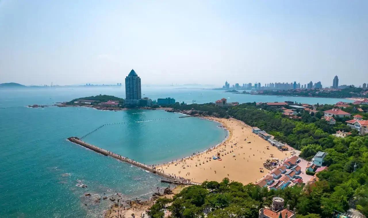 青岛这地方，一到海边就让人心情舒坦，红瓦绿树配碧海蓝天，简直是天然的放松胜地。老