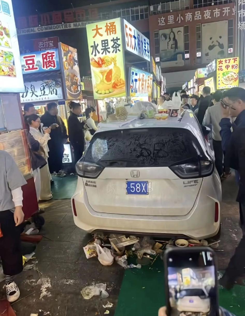 河北正定商品小市场白天还是停车场，晚上就变成了夜市。人家外地游客规规矩矩把车