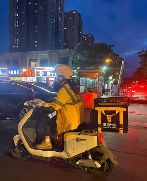 小区里的外卖女骑手越来越多，这届美团女将越来越飒啦。以前男骑手随处可见，现在