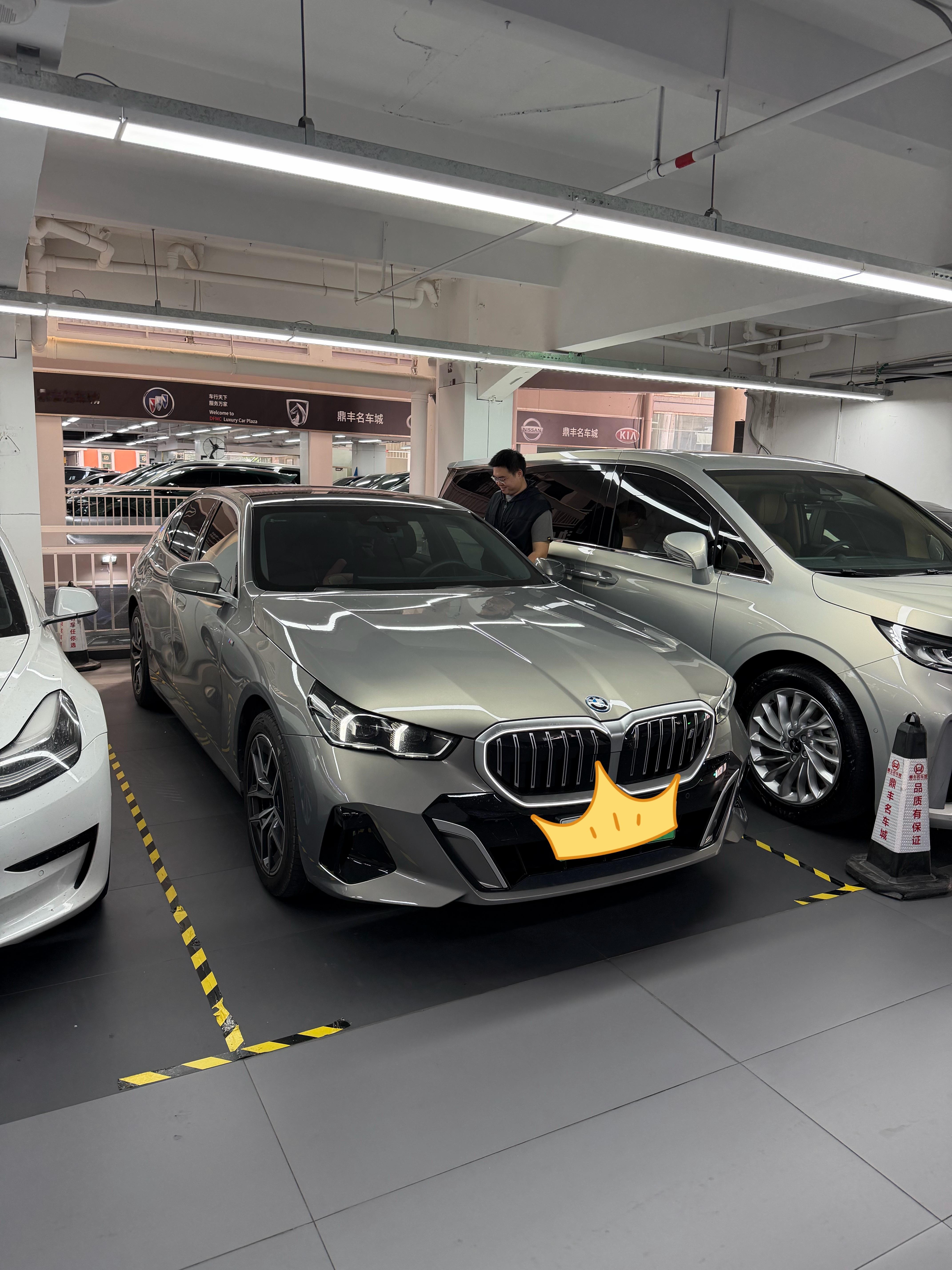 来我好哥们这里卖车，顺便试试他的宝马i5。只能说一般般