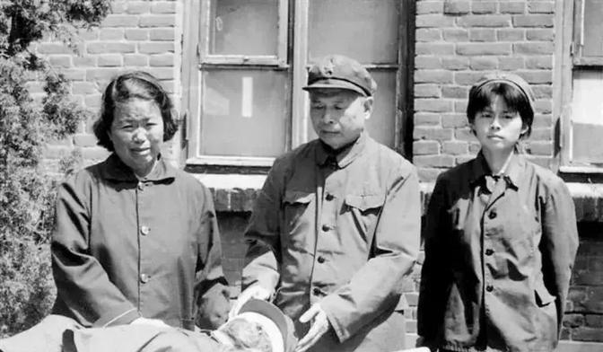 1980年6月6日，沈阳部队空军副司令员常仲连之子常向，在组织战术训练时负重伤，