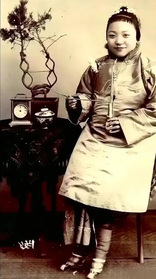 清宫禁止后宫女子缠足，满族女子天然天足，和历代汉族后宫审美形成鲜明区别 说起