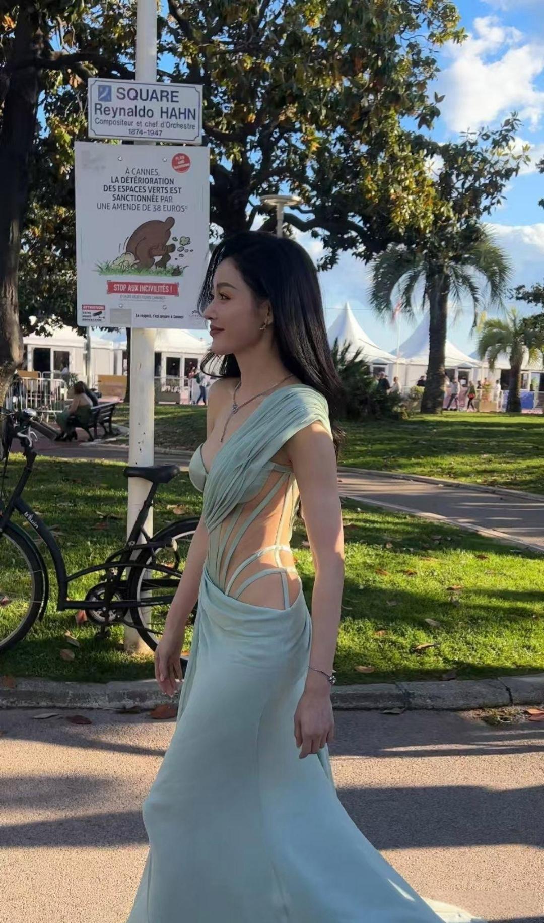 张天爱这衣服，但凡有一点点多余的，都驾驭不了一点点