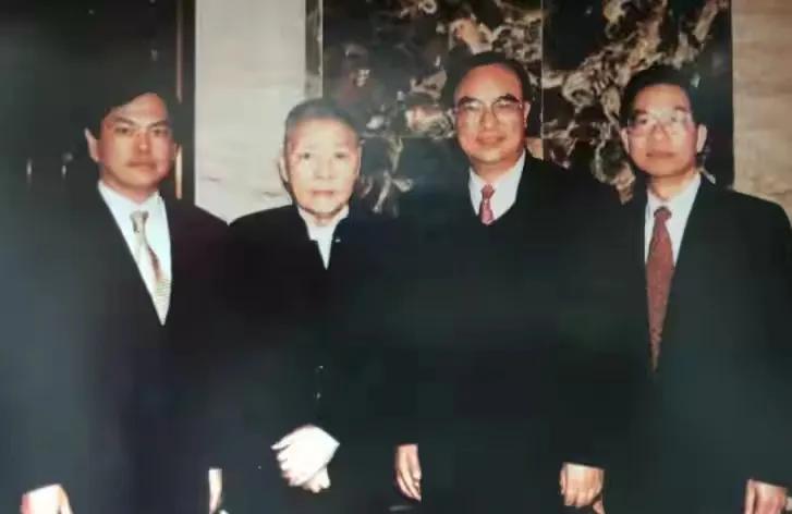 何柱国还是挺有本事的，虽然不是白手起家的富豪，但是有爸爸的前提下，爷爷还是让孙子