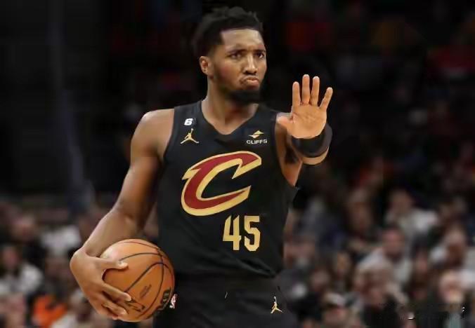 乌度卡发狠打哭米切尔，报当初不选火箭之仇北京时间11月20日早上8点，火箭客场