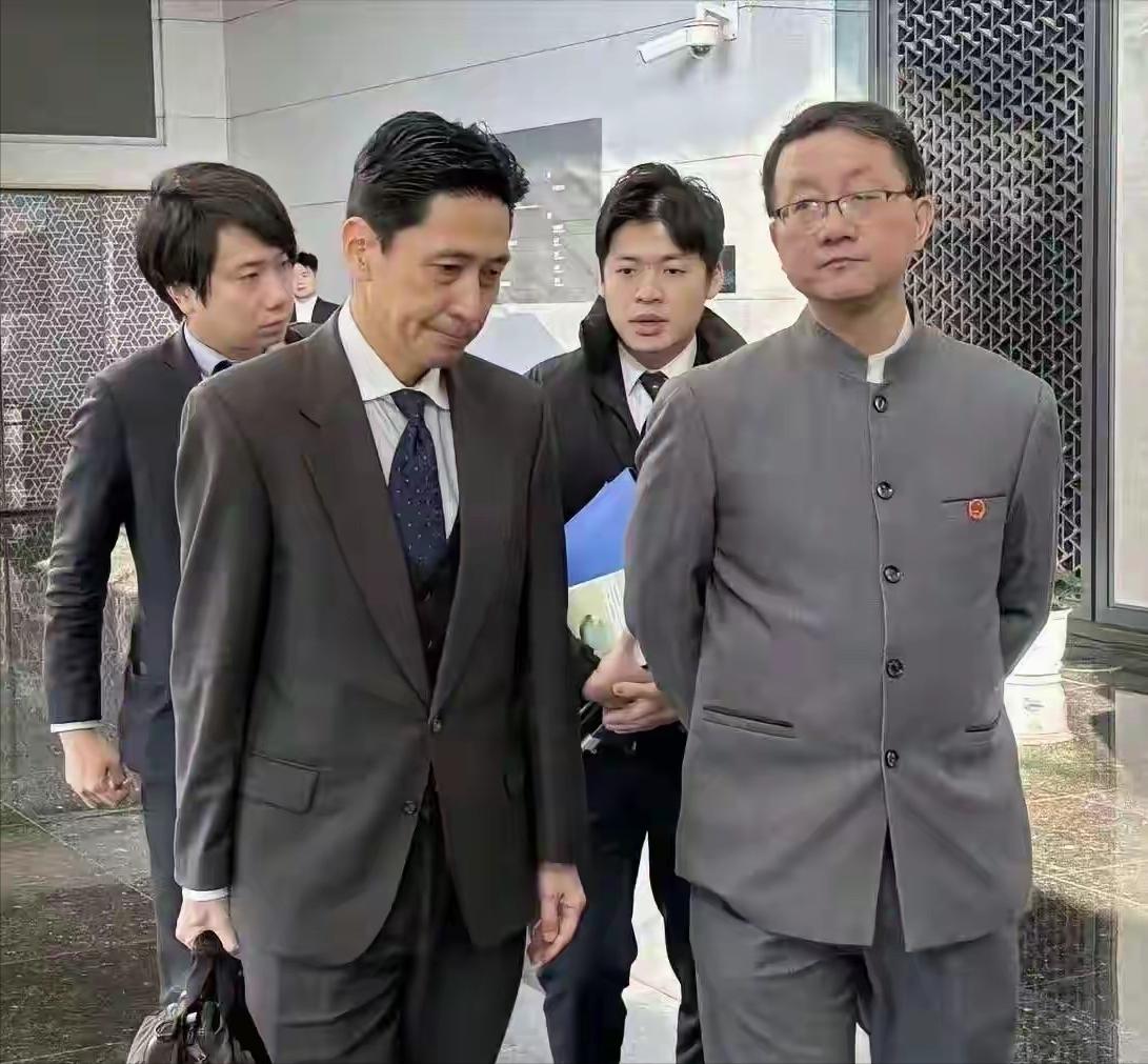 刘司长的着装就是一种无声的态度，刘司长平常要么穿西装，要么穿休闲服，肯定不穿这种