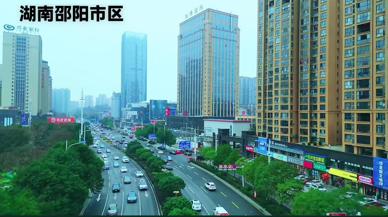 从低处看邵阳市区，其实邵阳市区的环境还是挺不错的，但与高处看邵阳市区的差别就相当