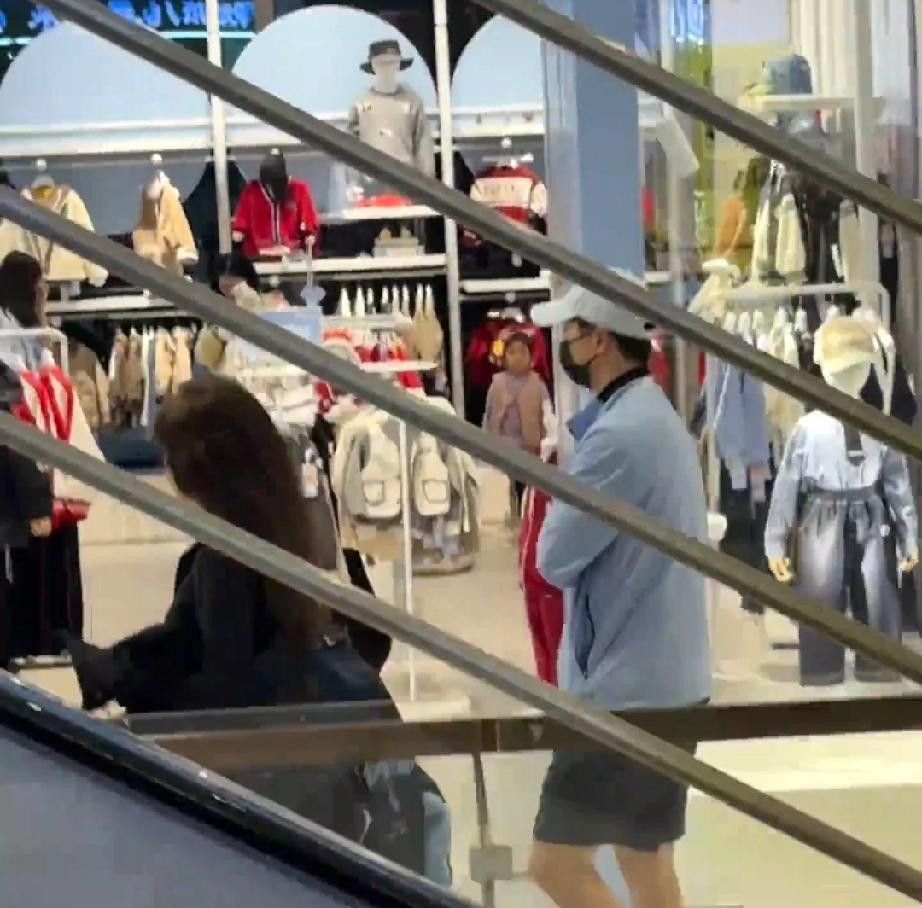 马龙今日与妻子夏露和儿子一起逛商场被路人偶遇！看着马龙这身穿搭，直接短裤出行，