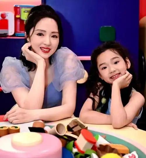董璇早就意识到了女儿小酒窝的学习成绩不太好她已经提前把女儿的路铺好了，走艺考