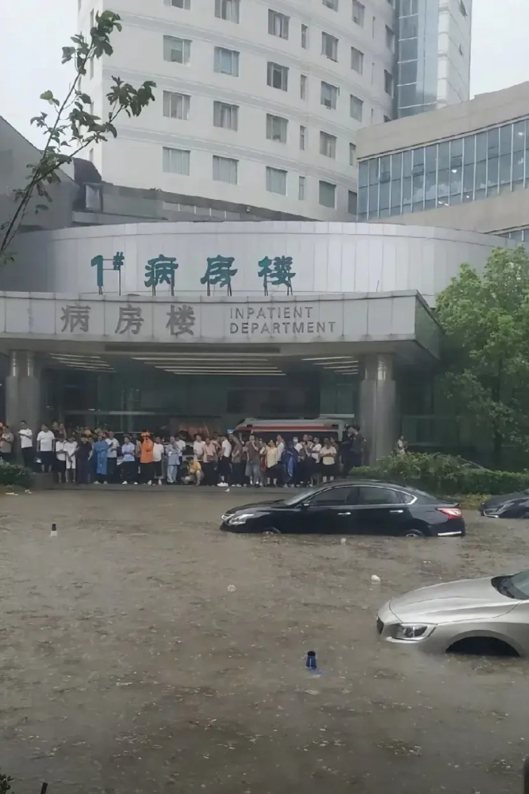 有时候我真的很郁闷郑州二一年经历了720暴雨一下子走了那么多人郑大一附院淹