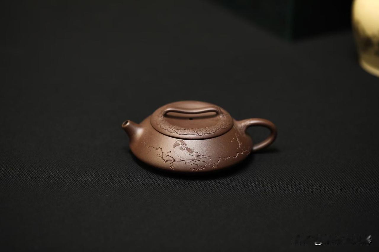 方器不藏拙在紫砂的谱系里，方器始终有点“不合群”。它不像圆器那样，一上来就以圆
