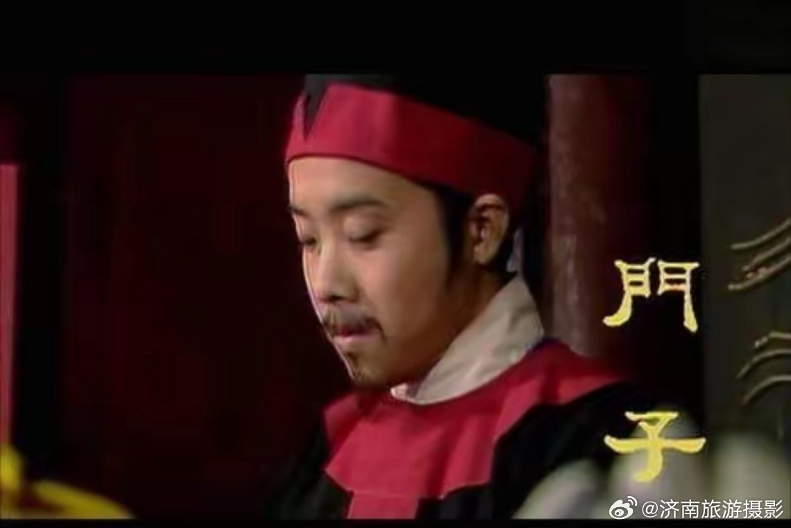 曾国藩任两江总督时，衙门内有一亭子居高临下，可俯瞰全衙。一日偶遇门房傲慢的将一手