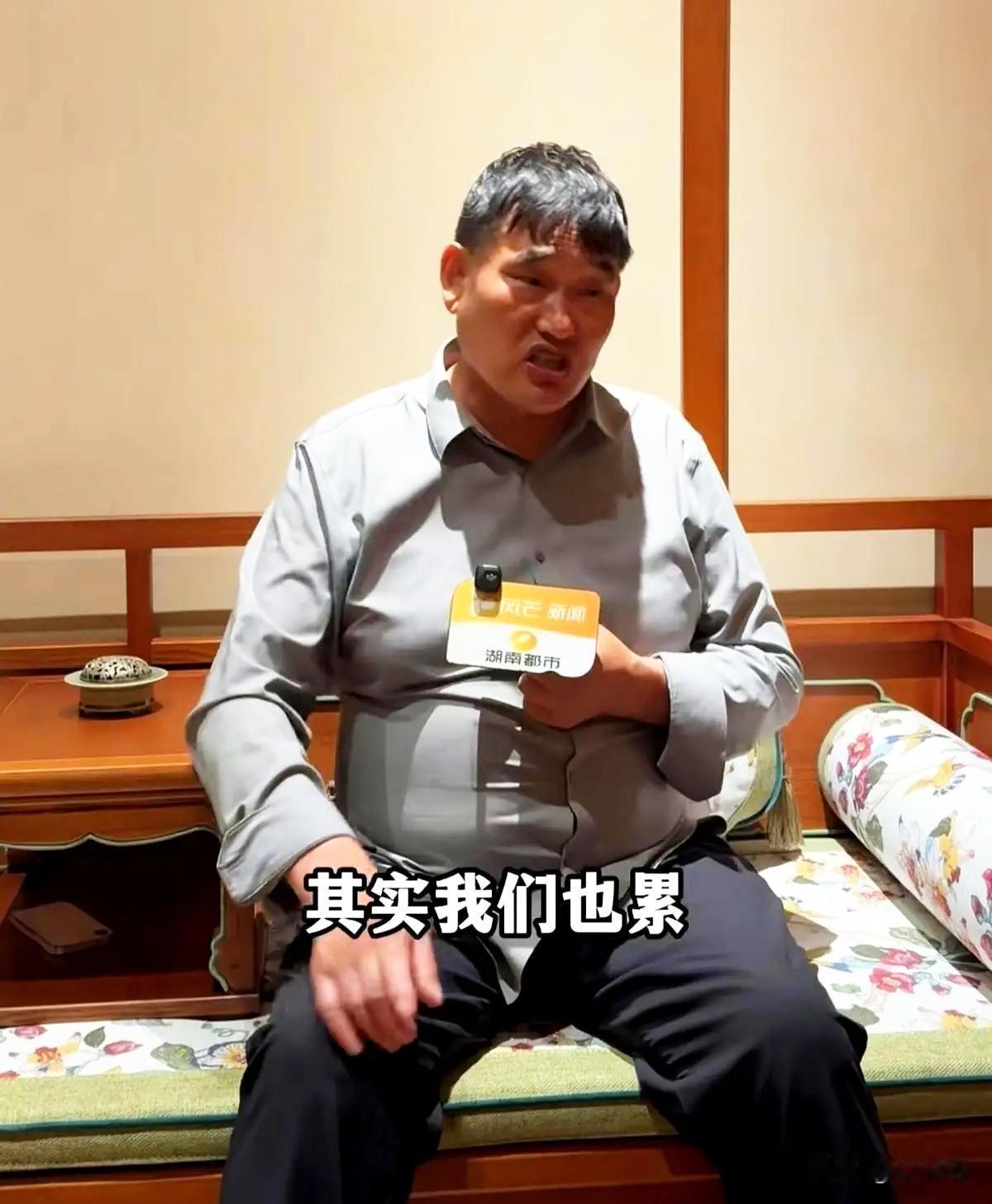 大衣哥朱之文一句话，戳破了多少“体面人”的遮羞布。“我喜欢按摩、烫脚，但不敢