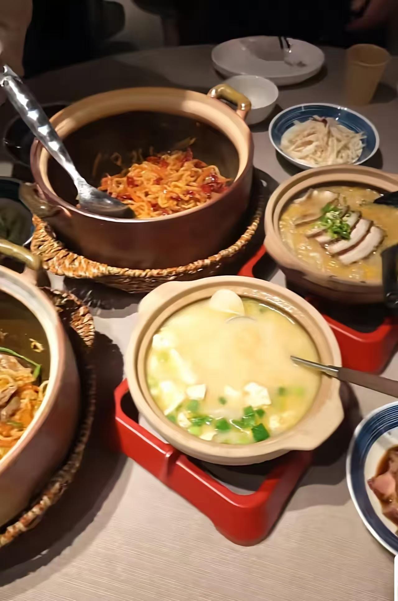 这是贾老板在北京798艺术区开的一个新门店。这么大个锅，里面就一点东西，看着咋像