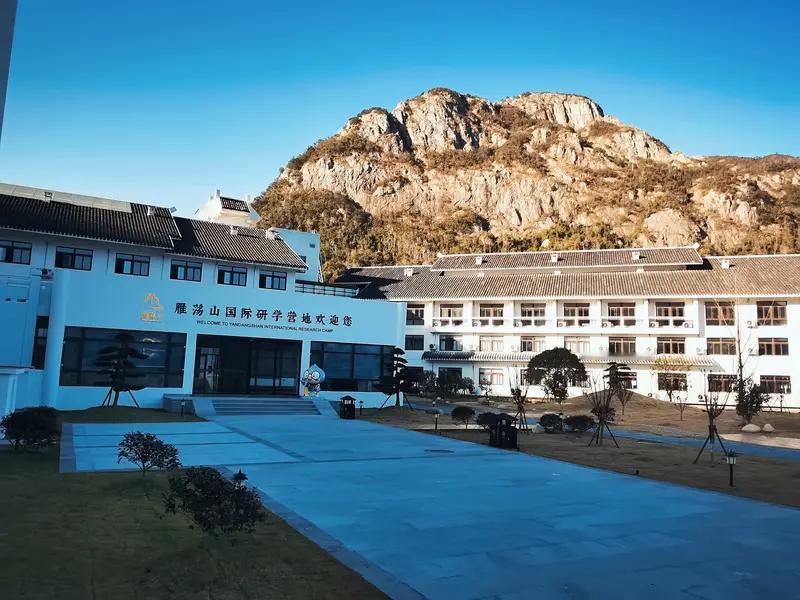 岩山科技这段时间是磨你耐心的时间。股价上不去也下不来，像块嚼了半天的口香糖——粘