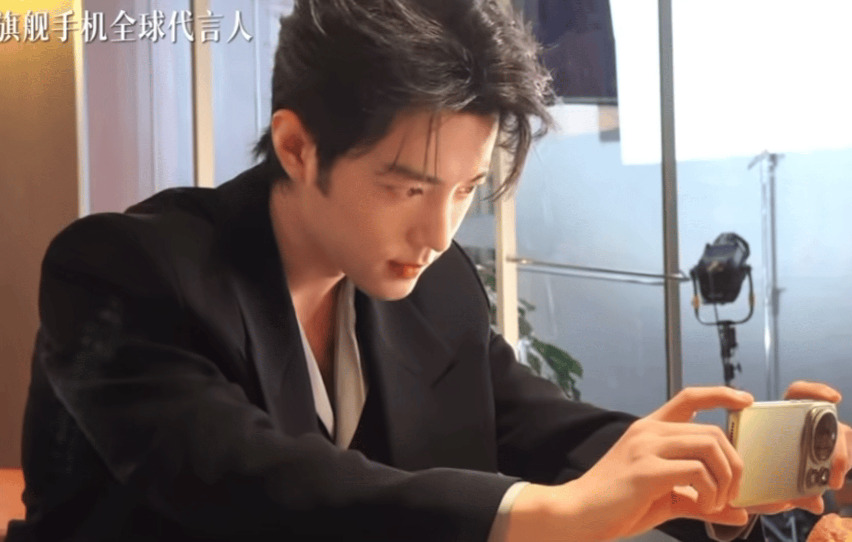 肖战肖战上一秒耍帅下一秒发呆肖战粉丝就这样每天吃好的肖战和工作室已经过了七年之痒