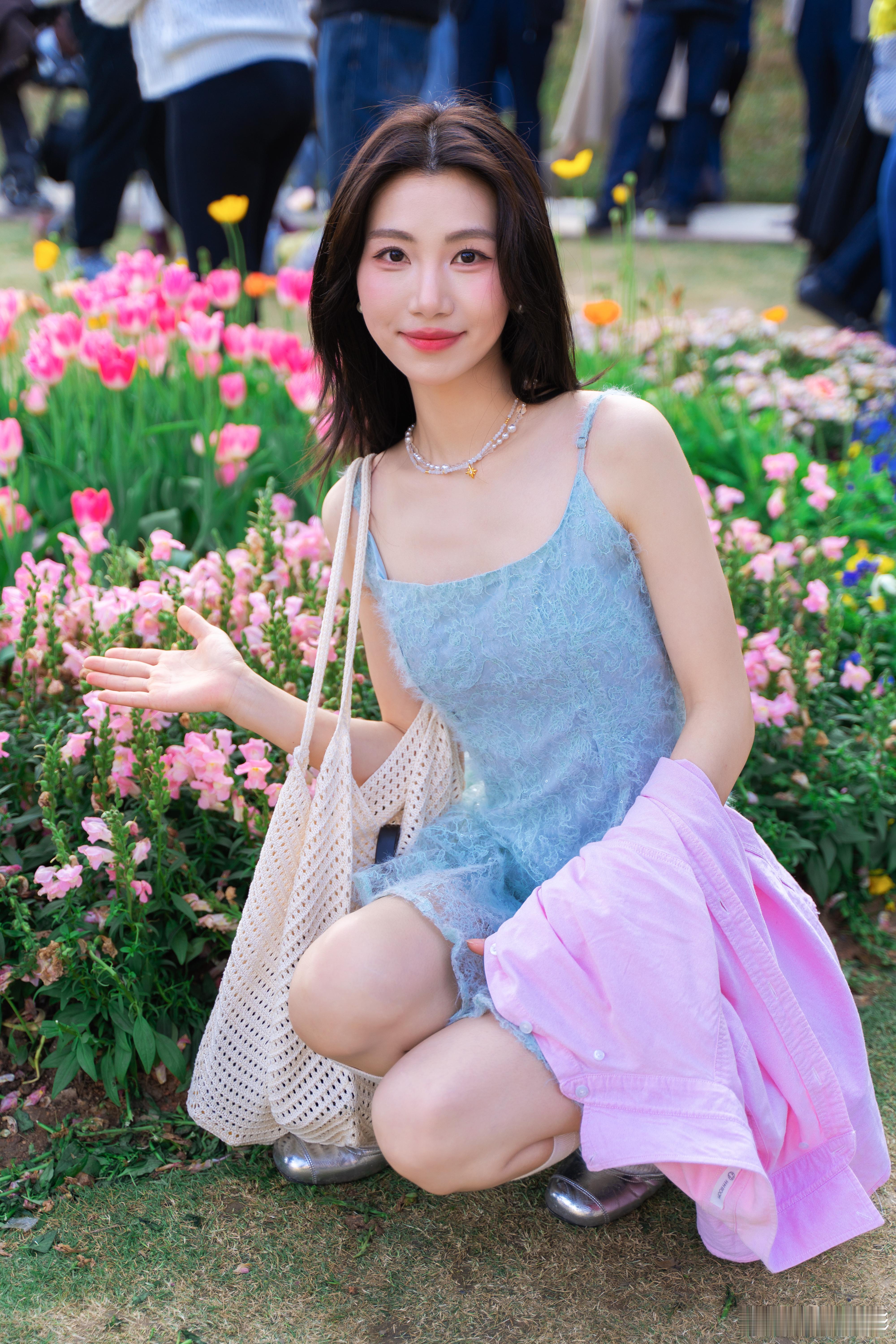 春日限定浪漫，花海里的温柔时光～浅蓝吊带裙+满屏郁金香&鲁冰花，每一帧都是心