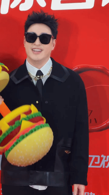 潘玮柏你的偶像包袱呢看到红毯上的汉堡哑铃道具，我第一反应：这哥们的偶像包袱是彻