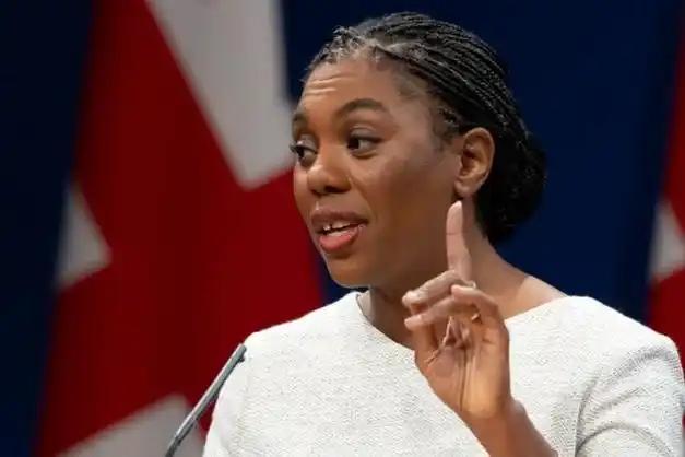 英国议会又出大热闹！保守党领袖巴德诺赫当众发难，拿着北海油气许可逼问首相斯塔默，