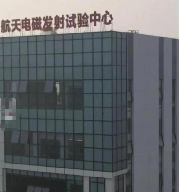 马伟明院士曾提出在青藏高原上，建一根2公里长的电磁发射轨道，经专家论证：造价太高