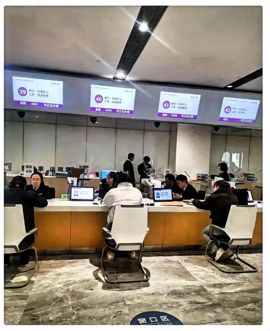 在社保局上班的闺蜜，今天特意叮嘱我：如果35岁以上没稳定工作的人，要慎重选