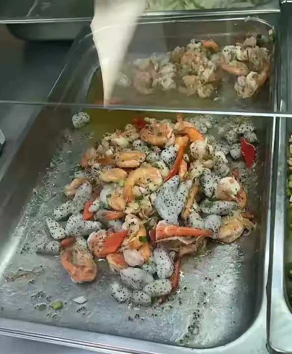 食堂又出新菜品，火龙果拌大虾