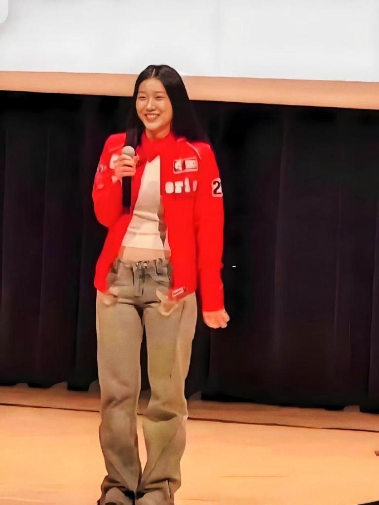 陈奕迅女儿要出道了？舞台照清冷感拉满，黑长直+甜笑撞脸刘亦菲，这颜值直接能