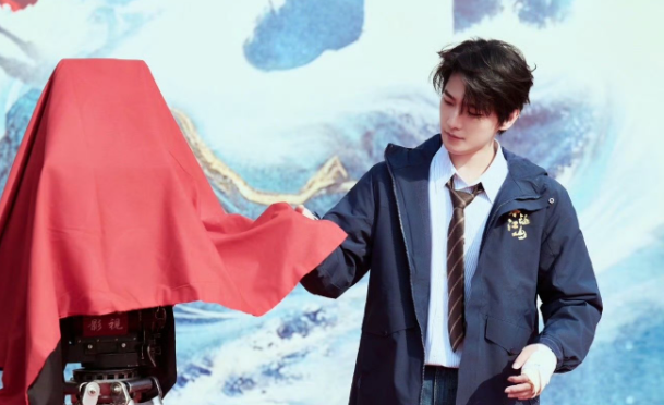 杨洋对接发文敬告电视剧《不让江山》剧组，不让杨洋上桌，她们就掀桌如果剧组不改，