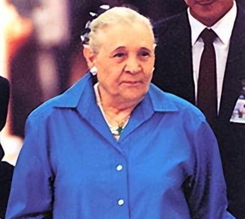 1939年，蒋经国的妻子蒋方良正在屋内行走。突然，她脱光了自己的衣服，从楼上跑到