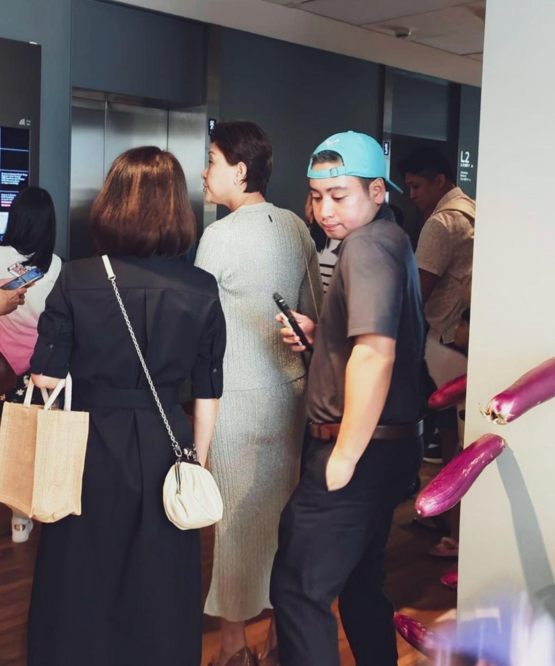 在新加坡有网友偶遇杨澜,身材浅灰色针织套裙,咖色高跟鞋,优雅贵气!身材有点发福!