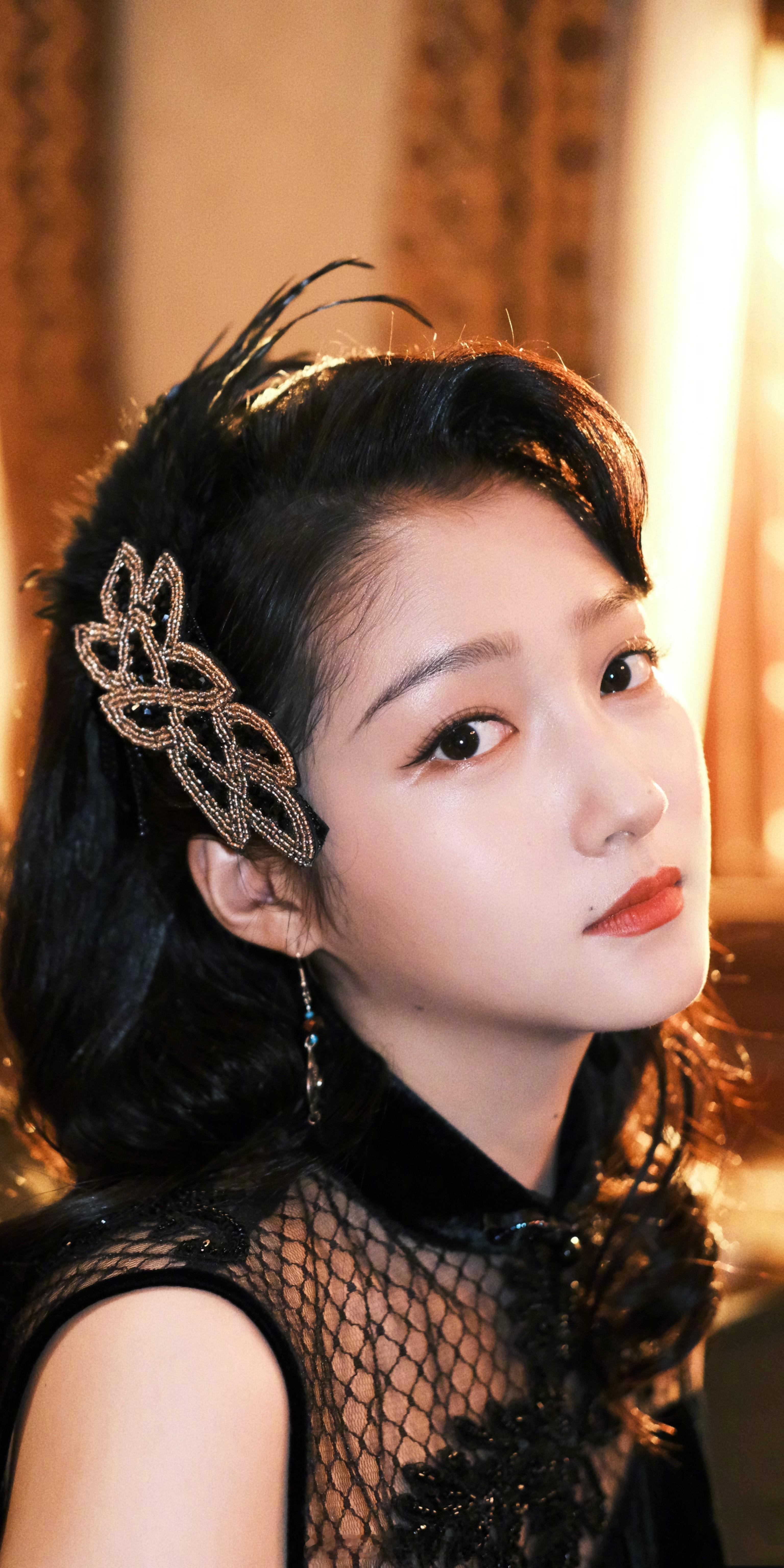 关晓彤变身梅花红桃民国美女特工​​​