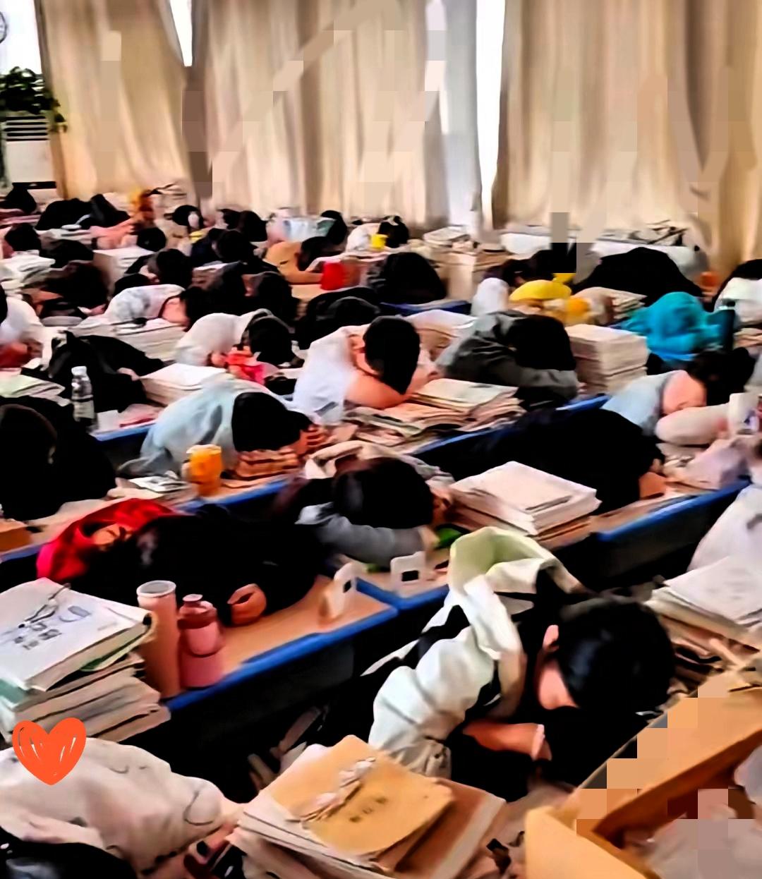 高三教室空了一半，桌子还在，人没了。听侄女说起这事，我心里咯噔一下。她们班54