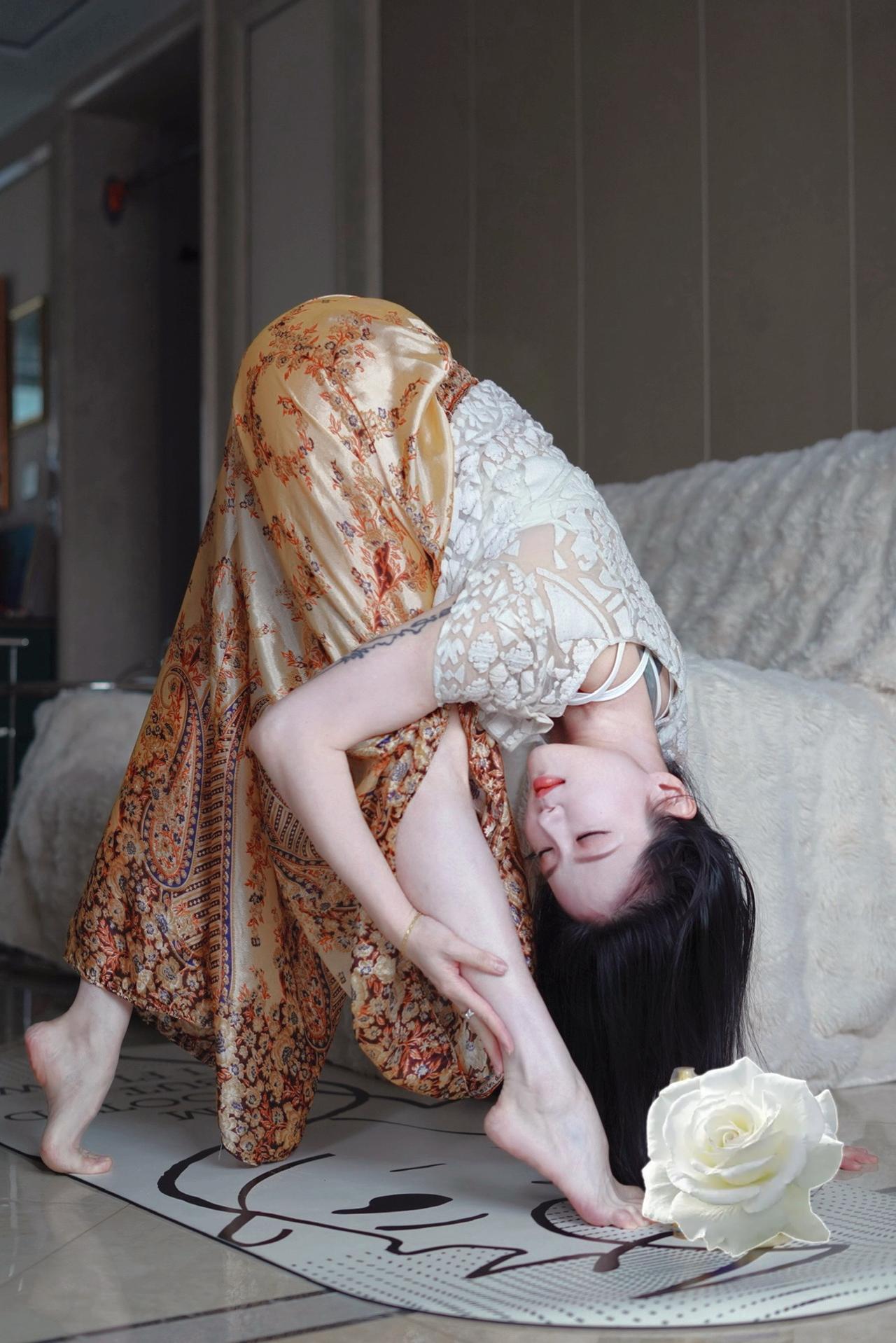 瑜伽美图｜你有多柔软，就有多坚韧。瑜伽拍照体式瑜伽女孩