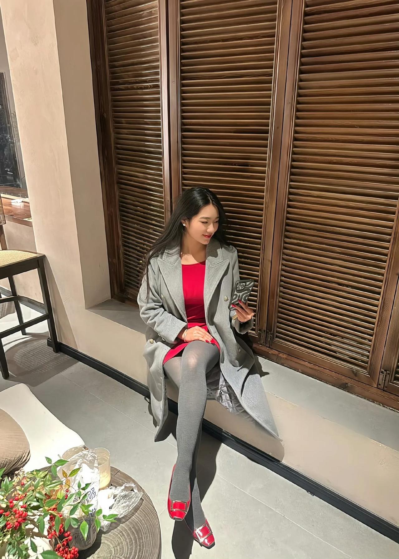 这套是优雅轻熟风，很适合秋冬的约会或轻商务场合~核心是灰+红的撞色搭配：浅