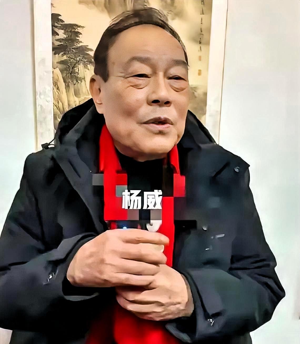 杨议还在那憋着劲骂呢，他亲大哥已经给郭德纲鞠上躬了。昨天，杨议亲大哥杨威发视
