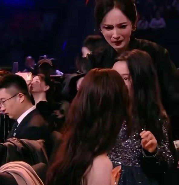 其实她们作为多年邻居，杨幂和董璇两家熟得像一家人，杨幂爸爸还常带小酒窝玩耍、参加