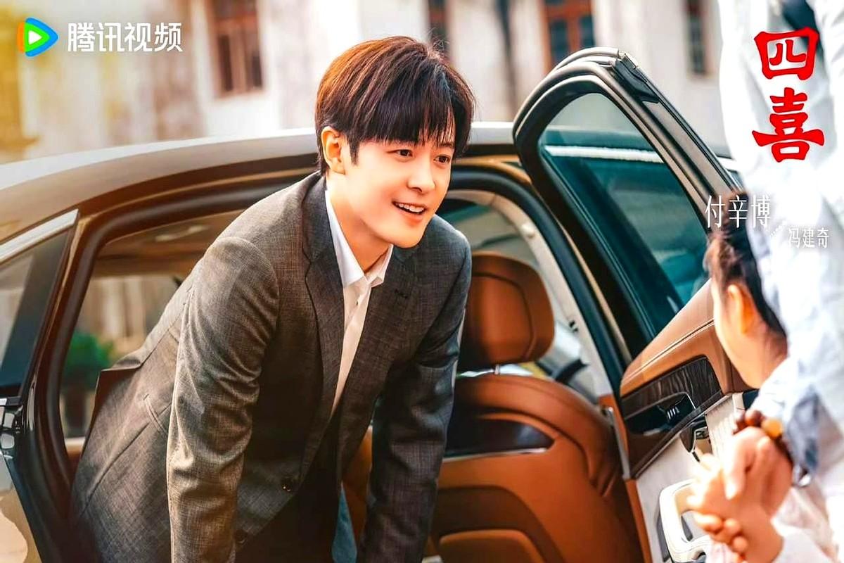 “只活四集的好男人，把全网哭崩。”他救人走的那场戏，弹幕集体刷“别死”，比主