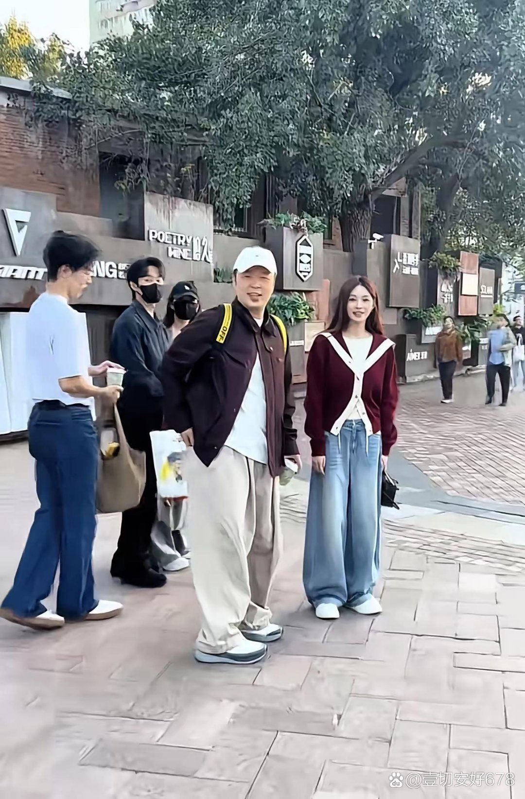 网友在北京偶遇杜海涛和沈梦辰，沈梦辰脸好小好精致，俩人在一起看起来好般配，好甜！​