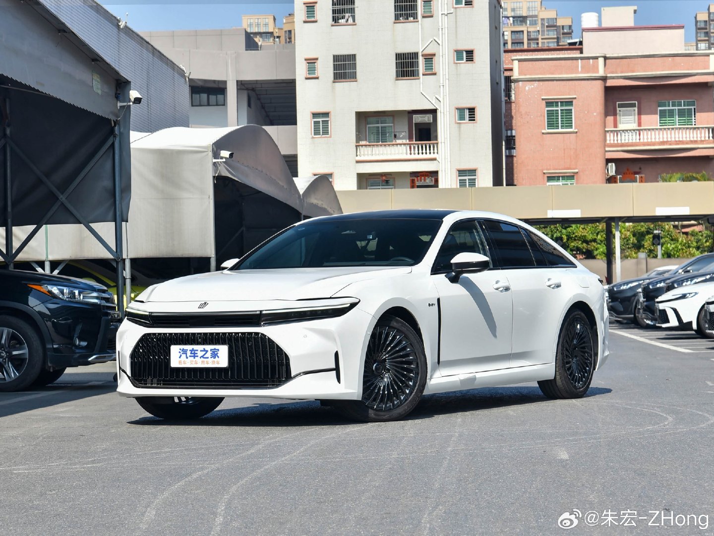 丰田皇冠【优惠】指导价34.9万车漆选装3000元现在全款优惠32000元之前加价1万多，现在优惠3