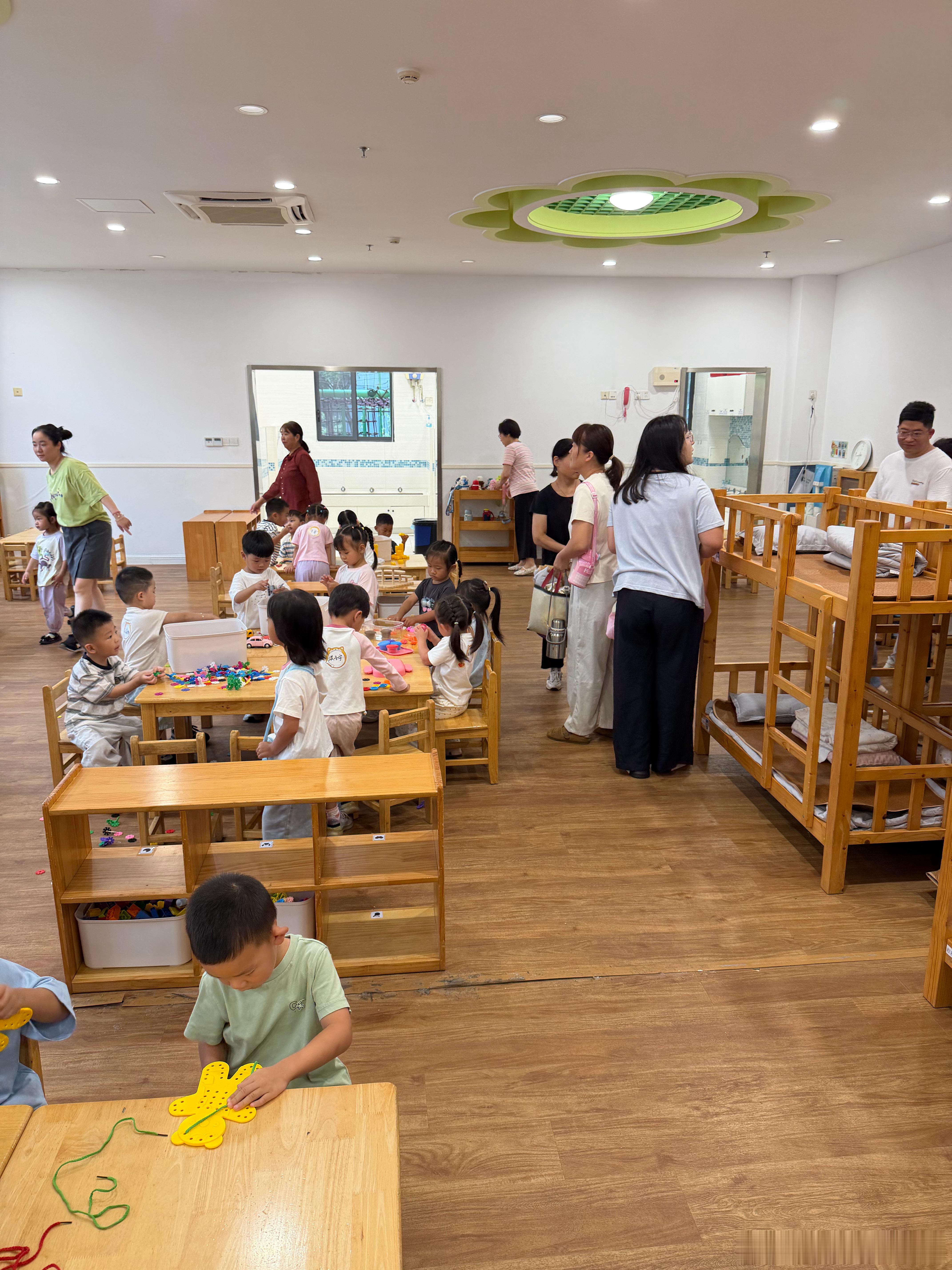 孩子送完了，孩子没哭，妈哭了猛女落泪…[捂脸哭]​​​