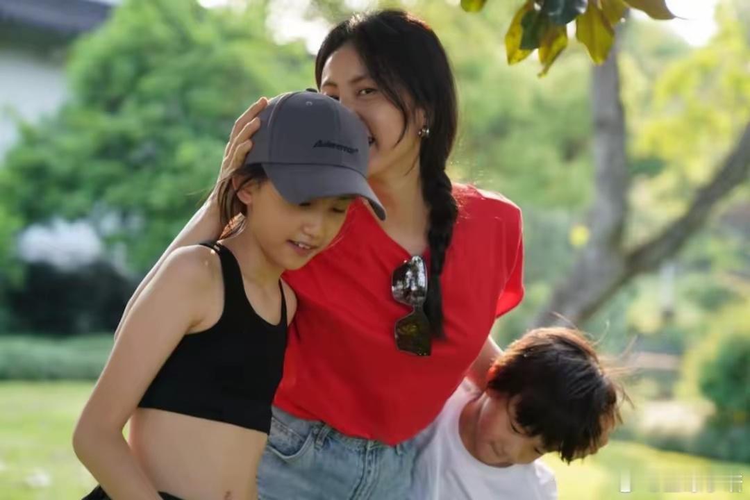 孙莉二女儿在公园与弟弟跳舞，穿运动内衣秀马甲线，长得太像黄磊​​​